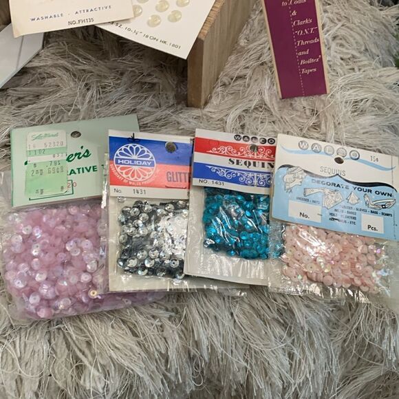 Vintage Bundle Of Sewing Notions Seed Beads, Sequins, Sew-On Jewels And More - Picture 4 of 17